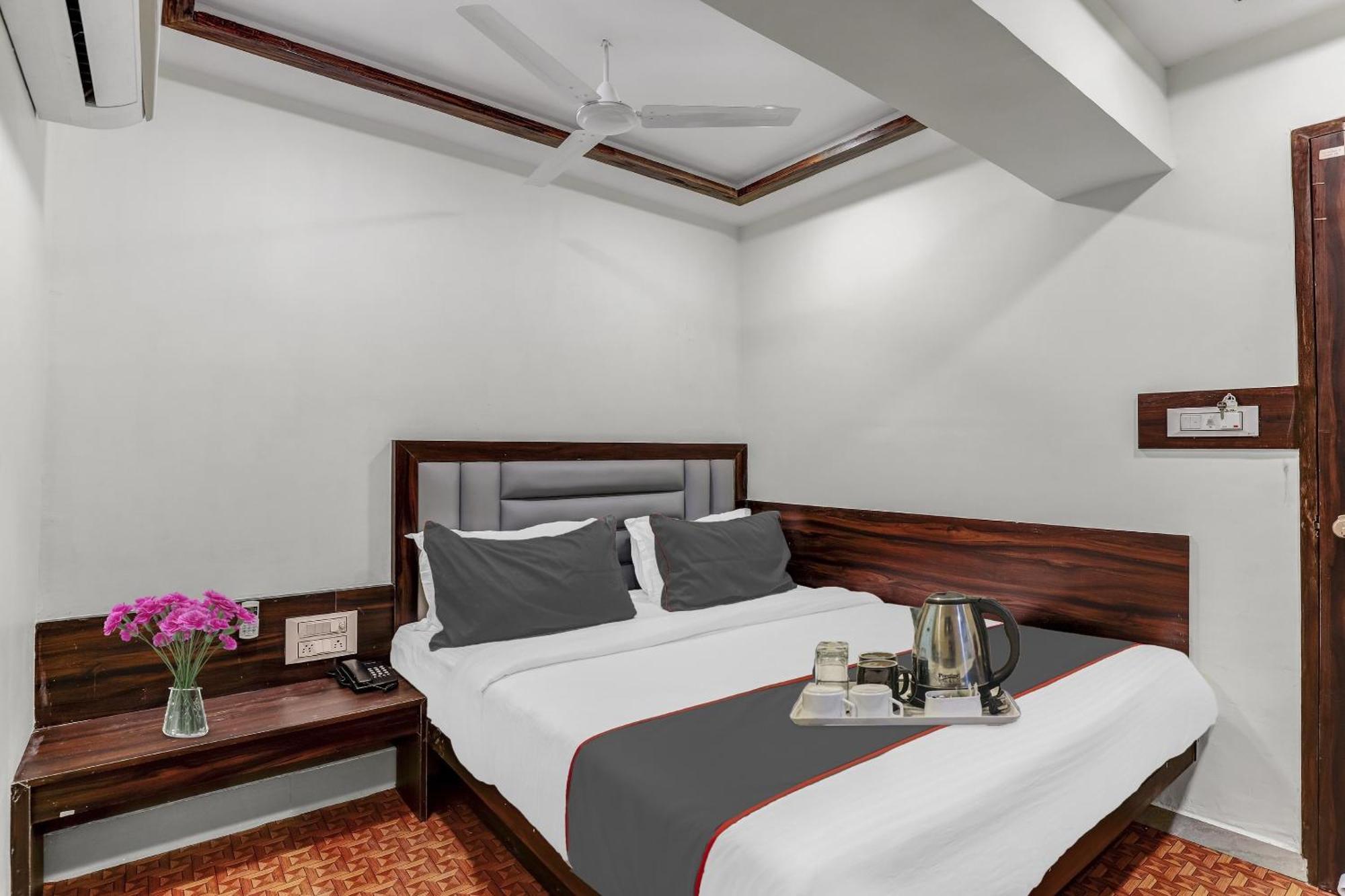Hotel Collection O Laxmi Kuber Utrān Exterior foto