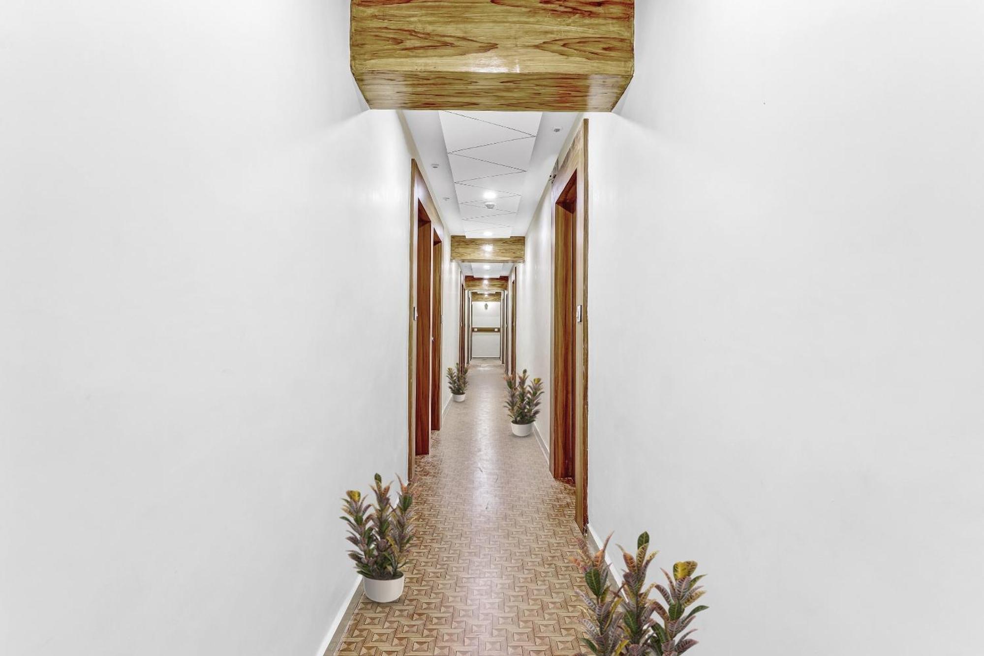 Hotel Collection O Laxmi Kuber Utrān Exterior foto