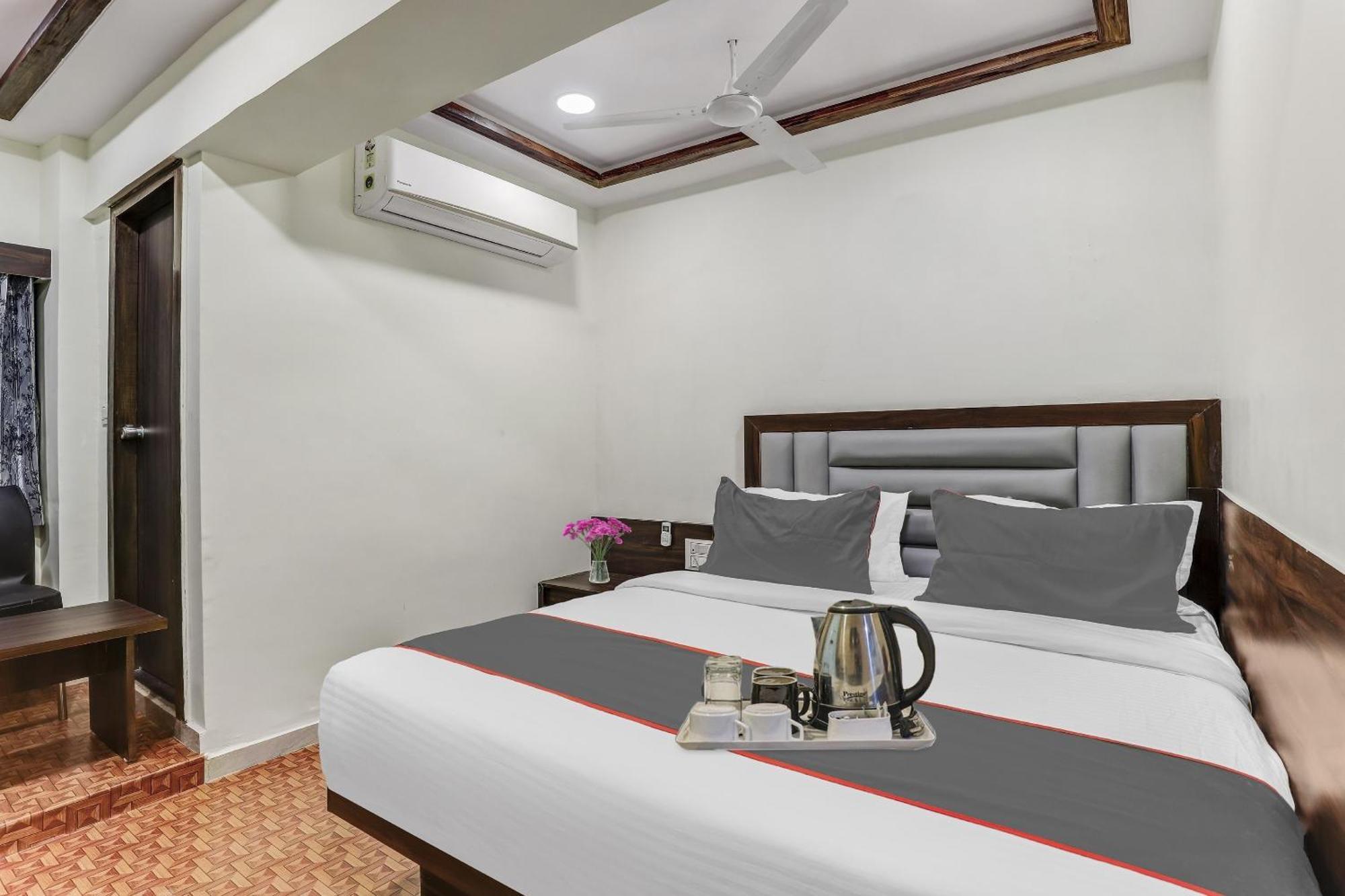 Hotel Collection O Laxmi Kuber Utrān Exterior foto